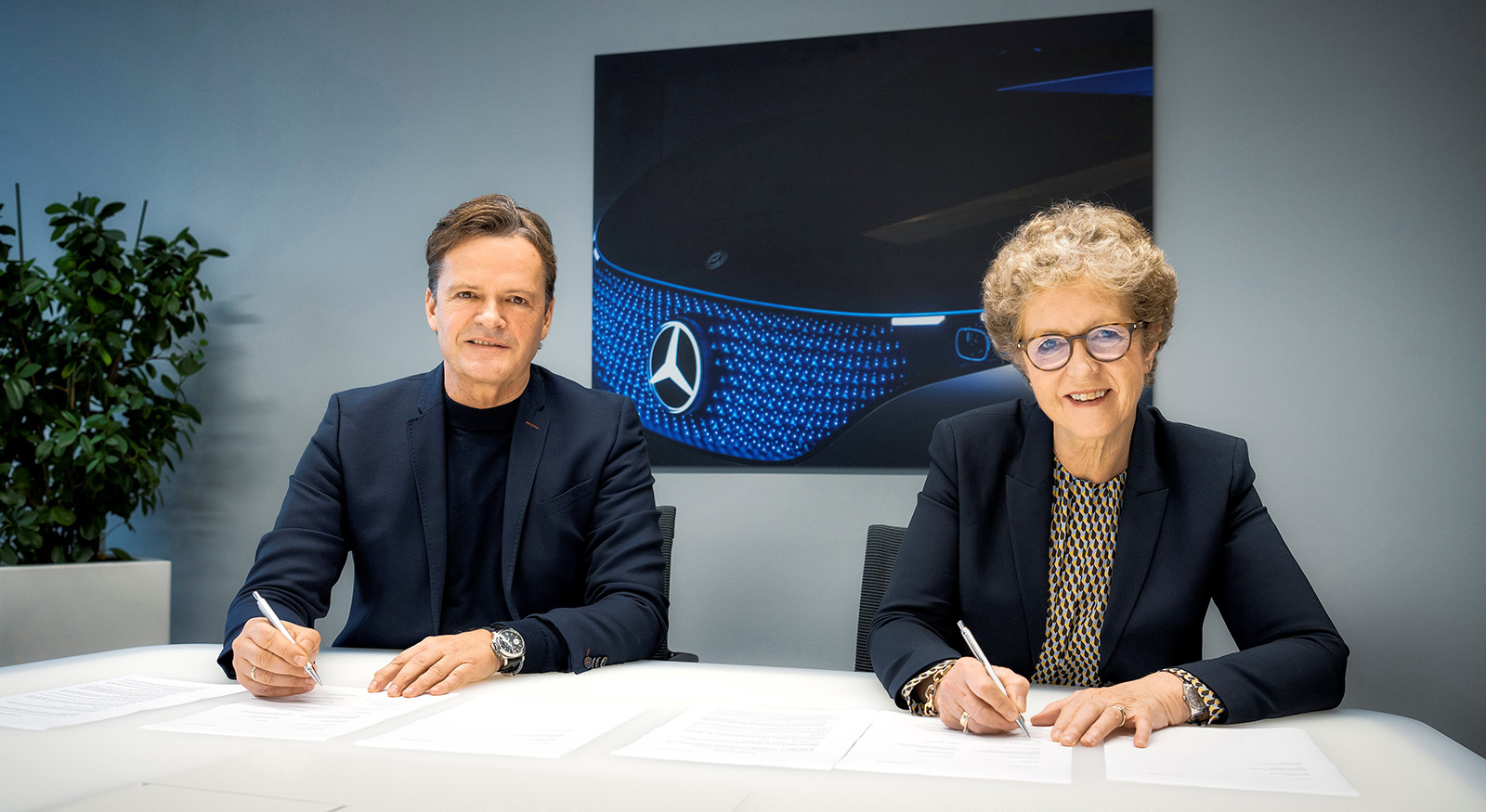 Hydro CEO Hilde Merete Aasheim with Mercedes' Markus Schäfer, member of the Board of Management and Chief Technology Officer, Development & Procurement.