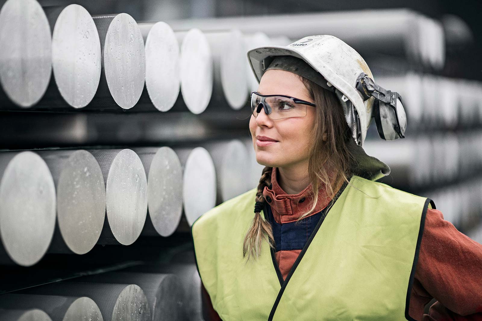 Hydro employee in front of aluminium billets