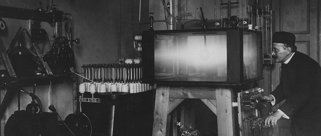 Birkeland observing an arc light