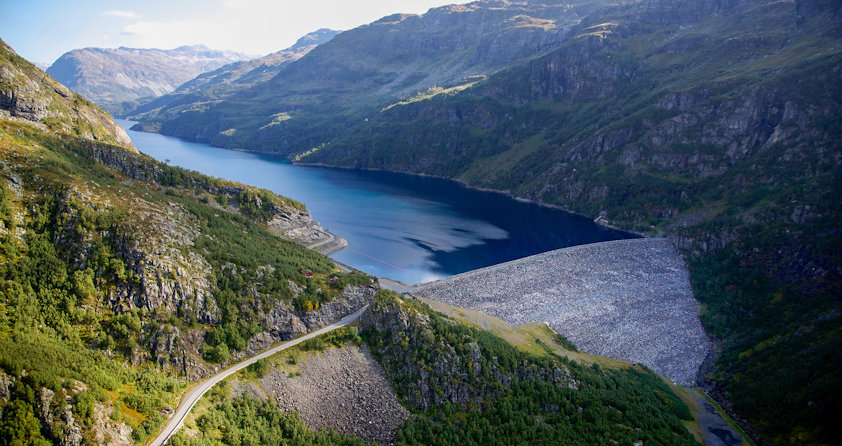 Kraftverka i Røldal-Suldal (RSK) består av ni kraftstasjonar, som strekk seg langs Røldal og Suldalsvassdraget og ned til Suldalsvannet. Her frå Valldalsvatnet nord for Røldal.